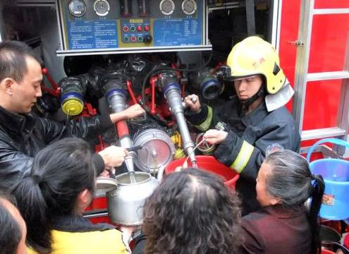 消防隊給西固蘭玻西社區(qū)居民送來水，市民排隊取水